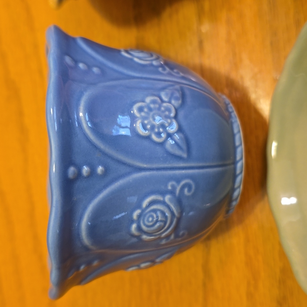 4 Small Ceramic Mixing Baking Bowls by "A Special Place" - Picture 5 of 8